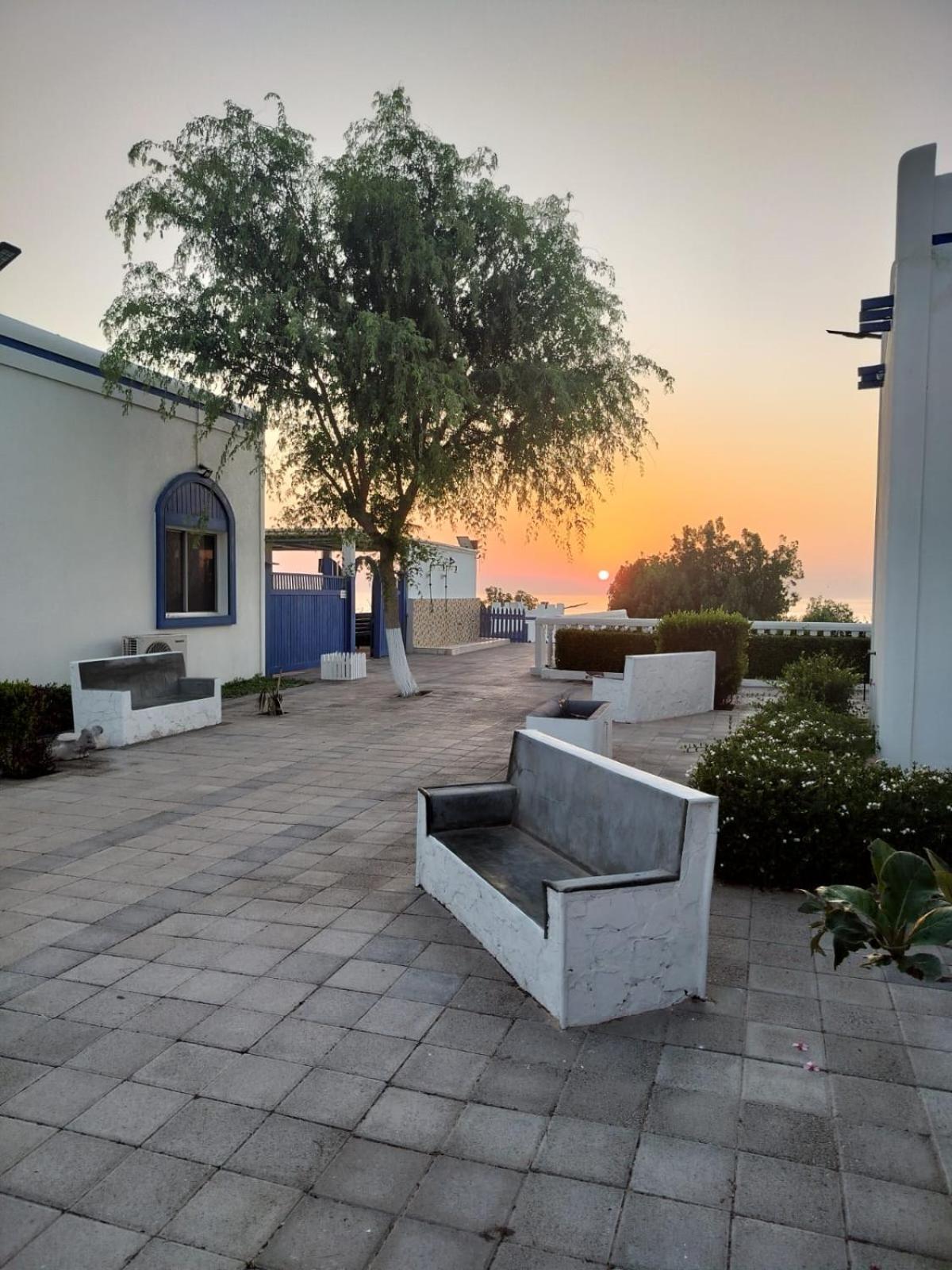 Al-ashkhara شاطئ الأشخرة Station touristique