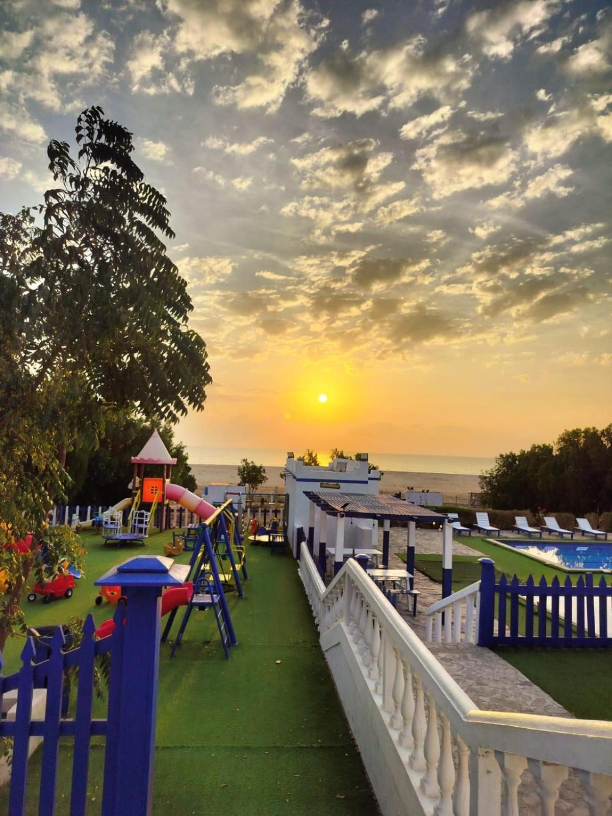 Resort Al-ashkhara شاطئ الأشخرة *