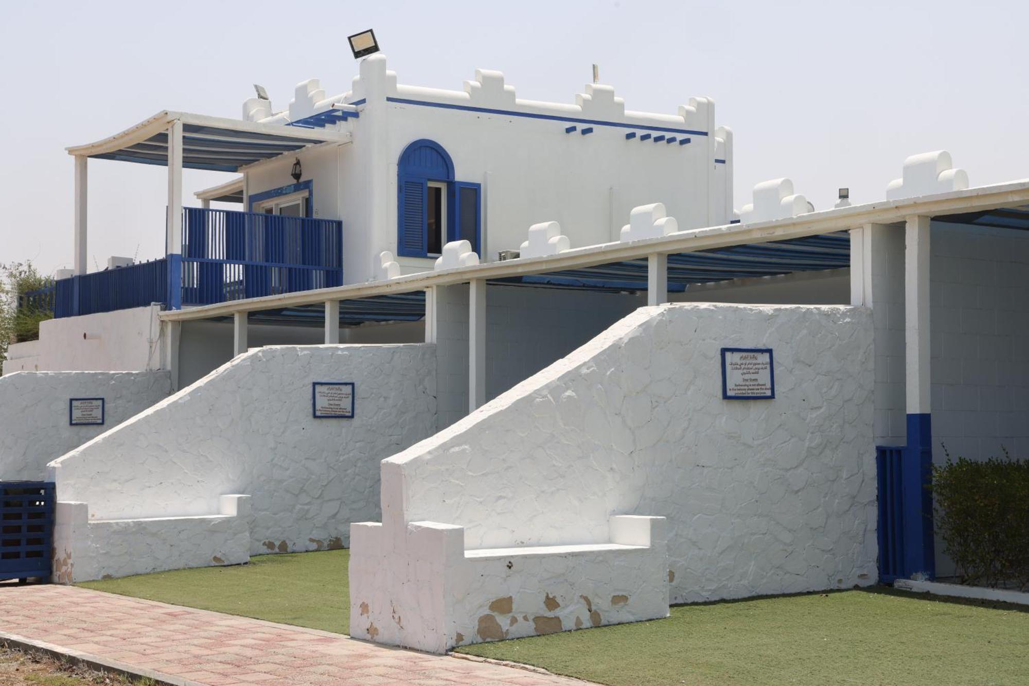 Al-ashkhara شاطئ الأشخرة *
