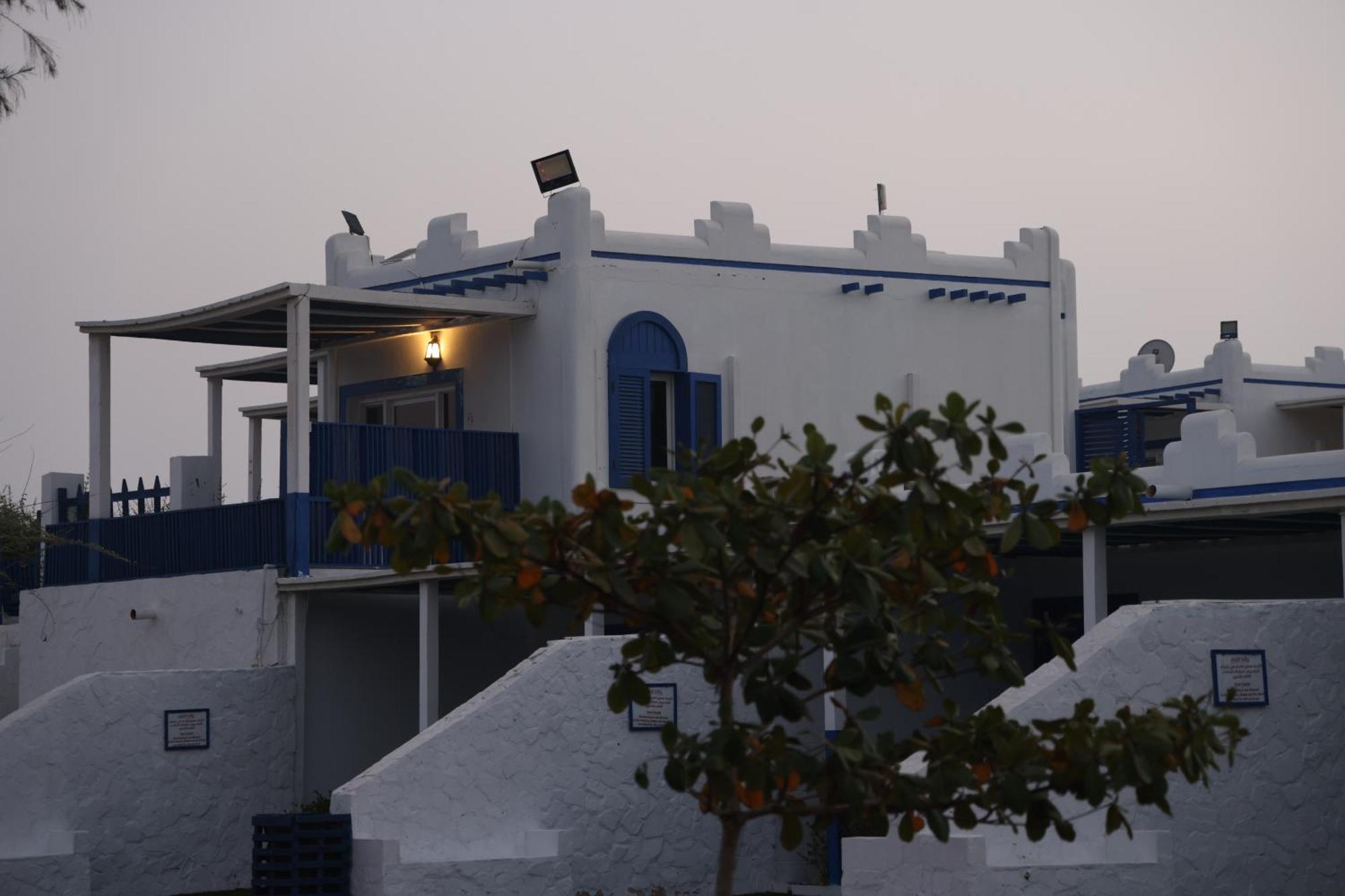 Al-ashkhara شاطئ الأشخرة *