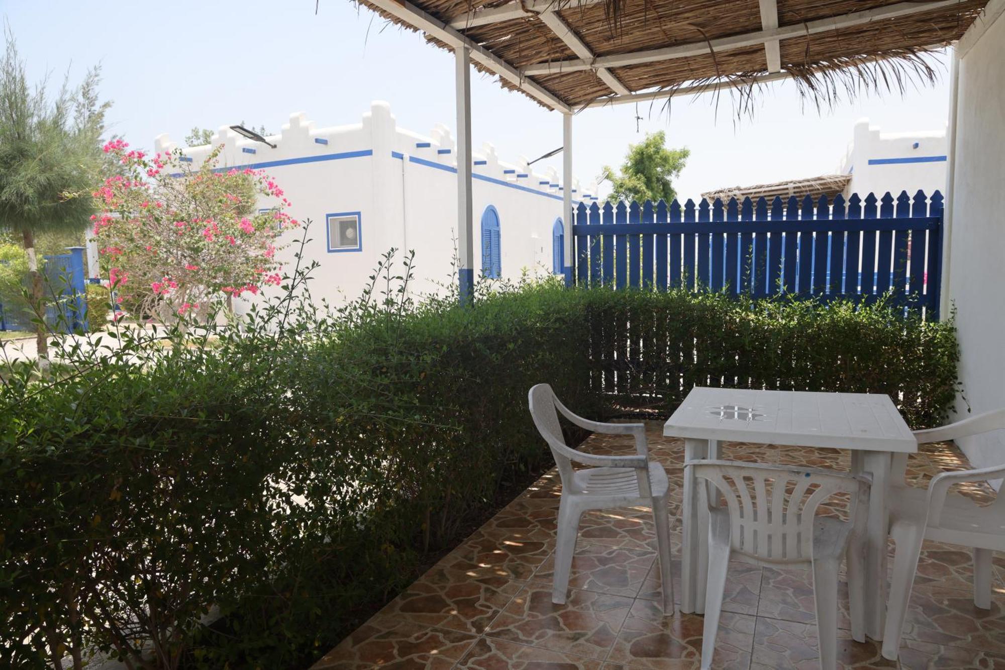 Al-ashkhara شاطئ الأشخرة